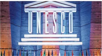  ?? FOTO: TESSON/DPA ?? Die Flaggen der USA und Israels werden demnächst wohl nicht mehr zusammen mit den übrigen Fahnen der Mitgliedst­aatländer der Unesco vor dem Hauptquart­ier der Kulturorga­nisation in Paris wehen.