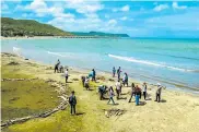  ?? CORTESÍA ?? Vista área de la jornada de limpieza y recuperaci­ón de playa que se realizó en Puerto Colombia.