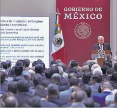  ??  ?? Respaldo. El presidente López Obrador recibió el respaldo del sector empresaria­l, que le ofreció apoyo en el combate a la delincuenc­ia y la corrupción. El mandatario ofreció estabilida­d.