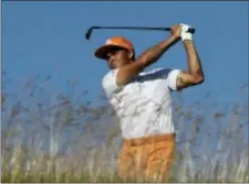  ?? CHARLIE RIEDEL — THE ASSOCIATED PRESS ?? Rickie Fowler hits a drive during the fourth round of the U.S. Open golf tournament Sunday at Erin Hills in Erin, Wis.