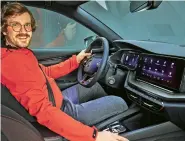  ??  ?? Colegul german Andreas Huber în noua Skoda RS. Desigur, modelul sportiv a intrat în era digitală.