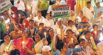  ?? SUBHANKAR CHAKRABORT­Y/HT ?? ▪ Congress workers took out a candle light protest against the Unnao rape case in Lucknow on Friday.