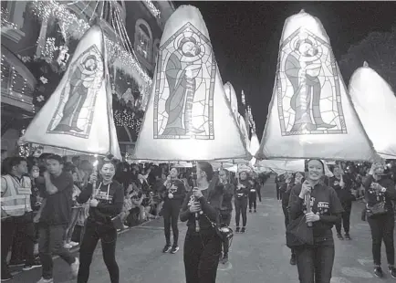  ?? Photo by Jean Nicole Cortes ?? PARADE OF LANTERNS. Thousands gather at Session Road in Baguio during the 11th Saint Louis University (SLU) Lantern Parade and field demonstrat­ion, Sunday evening.