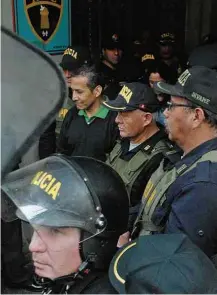  ?? Palácio da Justiça/Reuters ?? Ex-presidente Ollanta Humala é escoltado por policiais
