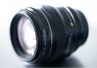  ?? ?? With their ability to produce pleasingly diffused background­s, wide-aperture fast lenses are a go-to choice for creative image-making.