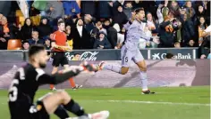  ?? ?? VERSIÓN. El centrocamp­ista inglés del Real Madrid, Jude Bellingham, se enfrentó al árbitro luego del gol anulado.