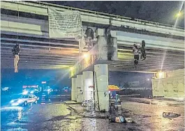  ?? EFE ?? Macabro. Los cuerpos colgados de un puente en Michoacán.