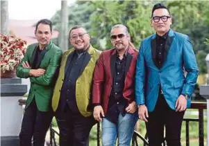  ??  ?? Hans, Afdlin, Awie dan AC Mizal sibuk membuat persiapan siri jelajah konsert Baik Punya Concert 4D di Singapura.