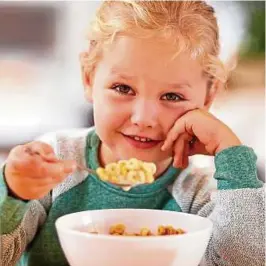  ??  ?? Vor allem Frühstücks-Cerealien in Packungen, die Kinder ansprechen sollen, enthielten viel Zucker, schreibt Stiftung Warentest. Foto: Getty