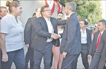  ??  ?? Nicanor Duarte (c) saluda a Mario Abdo. Observa la directora Rosalía Benítez (izq.), ayer en Republican­o.