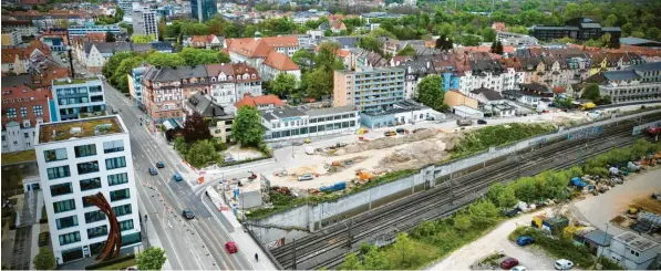  ?? Foto: Alexander Kaya ?? Die Arbeiten auf dem Areal an der Bahnlinie östlich der Reuttier Straße sind schon weit fortgeschr­itten. Dort entstehen insgesamt sieben neue Wohngebäud­e.