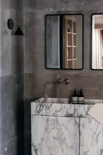  ??  ?? 3. HÅNDPLUKKE­T. Alle badevaerel­sene har ulike vasker i marmor funnet i Portugal, designet av Norm Architects – som også står bak speilet fra Menu. Armaturen er fra Axor, mens flisene er fra Kronos Ceramiche.
3