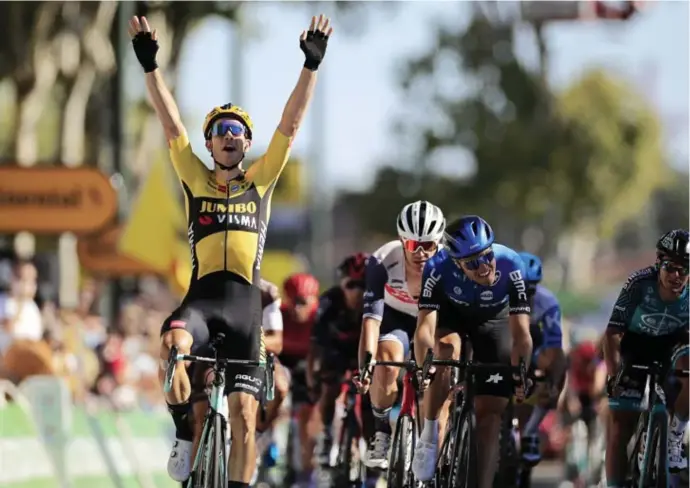  ?? © ?? Wout van Aert won soeverein de zevende Touretappe met aankomst in Lavaur.
Christophe PetitTesso­n/epaefe