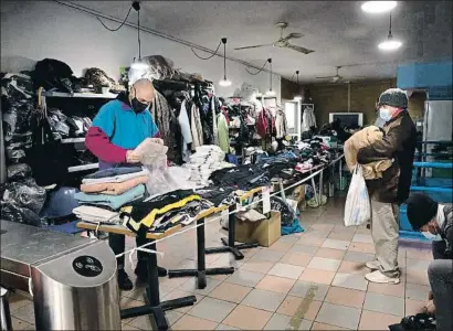  ?? ANA JIMÉNEZ ?? Reparto de ropa de abrigo en el gimnasio social Sant Pau, en el número 46