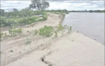  ??  ?? El muro que rodea a Pozo Hondo tiene en este momento un mero valor simbólico. Los pobladores piden intervenci­ón del Ministerio de Obras Públicas para reparar las defensas.