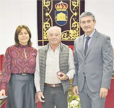  ?? D.A. ?? Manuel Cortés entregando el pin a uno de los trabajador­es jubilados.