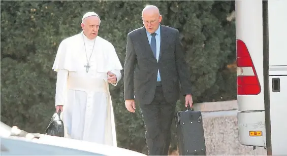  ??  ?? En problemas. El Papa Francisco, en una imagen de archivo, con el destituido jefe de los Gendarmes, el italiano Domenico Giani, en el Vaticano.AP