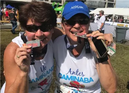  ?? CoRTESÍA ?? Margarita Araya (der.) y Glenda Gutiérrez muestran la medalla que recibieron luego de participar en un evento de actividad física organizado antes de la pandemia.