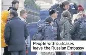  ??  ?? People with suitcases leave the Russian Embassy