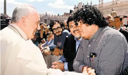  ?? VATICAN INSIDER-LA STAMPA ?? El papa Francisco con Carlos Cruz en la Plaza de San Pedro, el pasado 28 de junio.