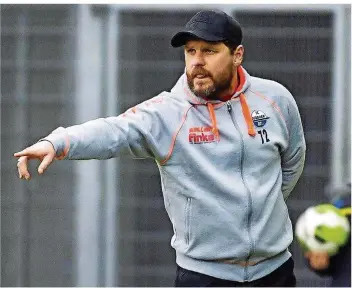  ?? FOTO: KIRCHNER/INDERLIED/IMAGO ?? Mehr Außenseite­r geht kaum: Paderborns Trainer Steffen Baumgart freut sich auf das Pokalduell gegen die Bayern. „Wenn wir rausfliege­n sollten, dann erhobenen Hauptes“, sagt der einstige Bundesliga-Stürmer.