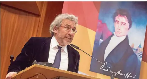  ?? FOTO: THORSTEN WOLF ?? Can Dündar mahnt Europa zu mehr Verantwort­ung gegenüber der Entwicklun­g in der Türkei. Im Hintergrun­d ein Porträt von Philipp Jakob Siebenpfei­ffer.