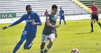  ?? CARLA GRAW ?? Jorge Barba, ante un jugador del Getafe B en el paritdo de la primera vuelta.