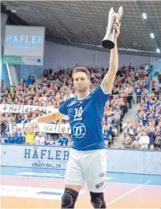  ?? FOTO: GÜNTER KRAM ?? Das Ziel sind Titel: Kapitän Simon Tischer zeigt den Zuschauern in der ZF-Arena den DVV-Pokal, den der VfB Anfang März in Mannheim holte (3:0 gegen Bühl).