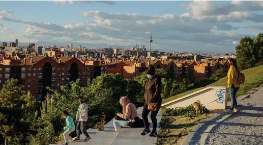  ??  ?? Panorama
Alcune persone si godono la vista di Madrid dal colle del parco Tio Pio; la capitale è sigillata per ordine del governo dall’11 ottobre (Ap/Manu Fernandez)