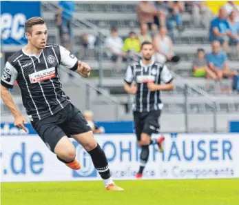  ?? FOTO: PETER SCHLIPF ?? Der VfR Aalen um Luca Schnellbac­her geht im Pokal wieder auf Balljagd.