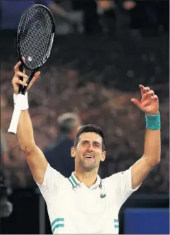  ??  ?? Djokovic saluda al público después de triunfar ayer en Melbourne.