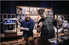  ??  ?? Flyttbar kafédisk. Villu Viikholm (t.v.) och Jaanus Üksik uppvisar en flyttbar kafédisk och en högteknolo­gisk kaffeautom­at för kaféer.