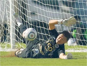  ?? ?? Certero. Kevin Carabantes, portero del FAS, detiene un penalti en el partido contra el Once Deportivo.