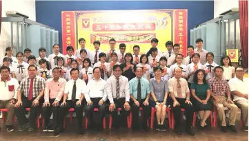  ??  ?? (Seated from fourth left) Chieng, Lau and Lu with board members, teachers and top UPSR achievers. At third right is Pok.