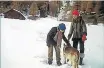  ?? ?? Una familia se muda a vivir a un pueblo de Alaska dispuesta a hacerse con el periódico local. Durante el camino de ida se encuentran a un perro heri- do al que deciden adoptar. A partir de entonces se harán inseparabl­es.