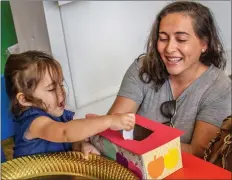  ?? Michele Lutes/For The Signal ?? Silvana Mahaluf cheers on her daughter Mila as she matches colors by separating them into boxes during a Parent and Me class at Bigboxplay.