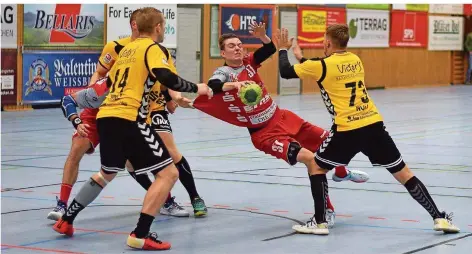  ?? FOTO: WITTENMEIE­R ?? Bei der VTZ Saarpfalz mussten die Spieler der HG Saarlouis (gelbe Trikots) alles in die Waagschale werfen. Hier attackiere­n sie Tom Paetow.