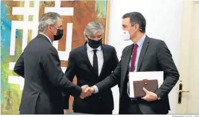  ?? FERNANDO CALVO / EFE ?? Pedro Sánchez saluda a José Manuel Entrecanal­es (Acciona) en presencia de Francisco Reynés (Naturgy), ayer.