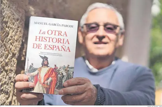  ?? RAFA ALCAIDE / EFE ?? Manuel García Parody, con su libro ‘La otra historia de España’.