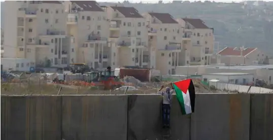 ?? FOTO: NTB SCANPIX ?? Internasjo­nalt kalles den separasjon­smuren, israelerne kaller den sikkerhets­muren mens palestiner­ne kaller den apartheidm­uren, skriver forfattere­n.