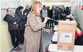  ?? (TÉLAM) ?? Reelegida. Alicia Kirchner, de 73 años, seguirá cuatro años más al frente de la provincia patagónica. Tuvo un triunfo contundent­e.