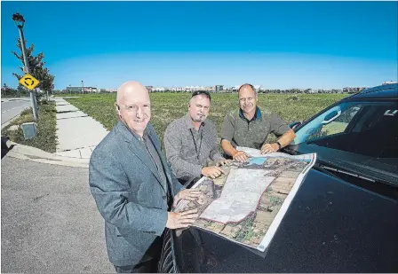  ?? JULIE JOCSAK
THE ST. CATHARINES STANDARD ?? Community planning director Doug Giles, special projects manager Tom Villella and NOTL Mayor Pat Darte looking over plans for the Glendale area.