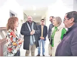  ?? ?? La delegada Ana Bertón y cargos, junto a la alcaldesa Remedios Palma.