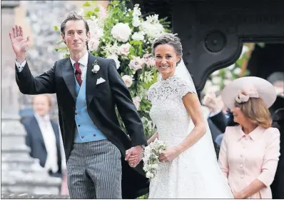  ?? [KIRSTY WIGGLESWOR­TH/POOL] ?? James Matthews and Pippa Middleton pause after their wedding at St. Mark’s Church in Englefield, England, on Saturday.