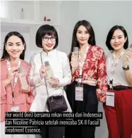  ??  ?? Her world (kiri) bersama rekan media dari Indonesia dan nicoline Patricia setelah mencoba SK-II Facial Treatment Essence.