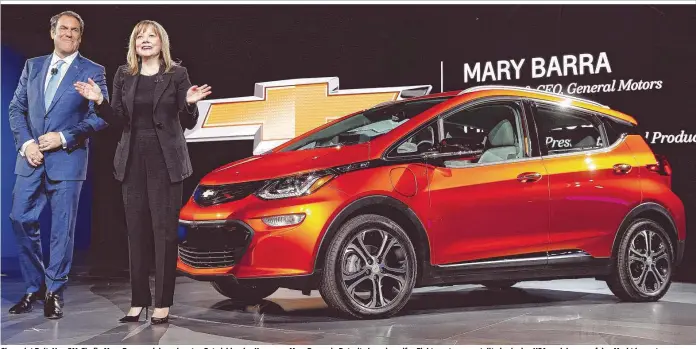  ??  ?? Chevrolet Bolt: Von GM-Chefin Mary Barra und dem obersten Entwickler des Konzerns, Marc Reuss, in Detroit als serienreif­es Elektroaut­o vorgestell­t, das in den USA noch heuer auf den Markt kommt