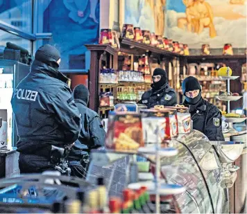  ??  ?? German police search an ice cream shop in the city of Duisburg as part of the operation against the ’Ndrangheta mafia