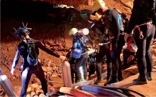  ?? AP ?? Thai rescue team members prepare before entering the cave in Mae Sai, Chiang Rai province, northern Thailand. —