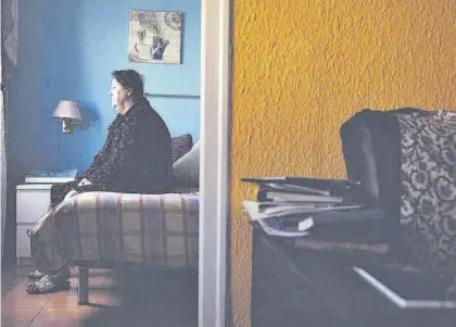  ?? FERRAN NADEU ?? Una mujer receptora de ayuda para la dependenci­a en su domicilio, en Barcelona.