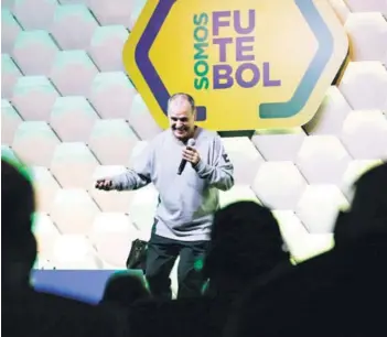  ?? FOTO: EFE ?? Marcelo Bielsa expone durante la conferenci­a en Brasil.